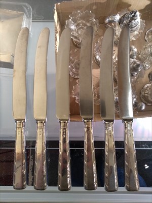 Lot 109 - A set of eighteen George III and later table knives