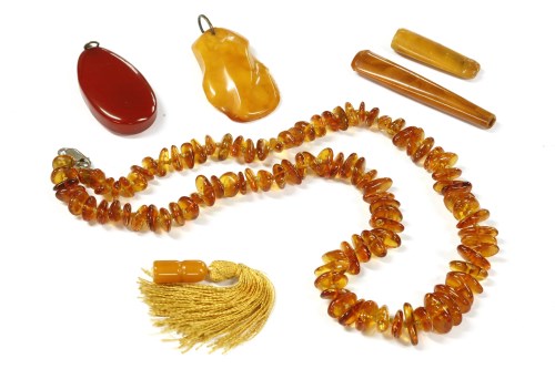 Lot 37 - A single row freeform amber bead necklace