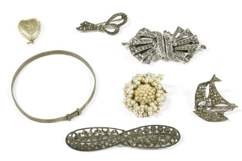 Lot 32 - A collection of costume jewellery to include