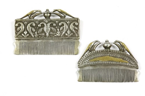 Lot 80 - A Mughal style white metal and gilded beard comb