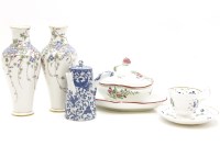Lot 261 - A collection of Victorian and later porcelain
