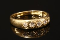 Lot 678 - An 18ct gold five stone star set diamond ring