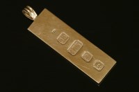 Lot 781 - A 9ct gold ingot pendant