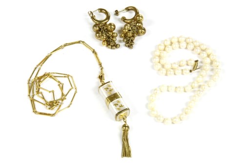 Lot 40 - A collection of jewellery
