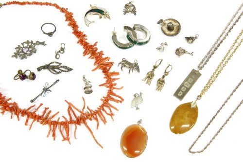 Lot 31 - A collection of jewellery