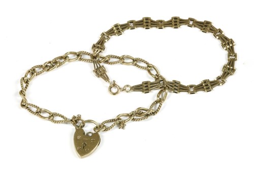 Lot 24 - A 9ct gold polished and twisted wire curb link bracelet with padlock