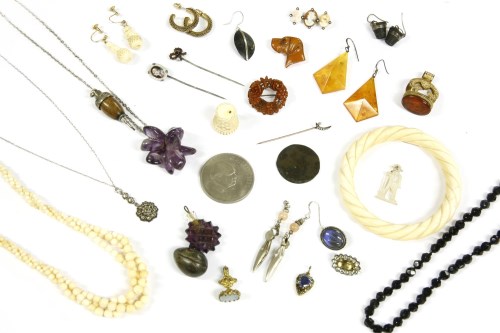 Lot 34 - A collection of jewellery