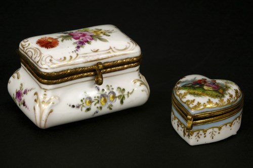 Lot 41 - A late 19th/early 20th century porcelain and hand painted patch box