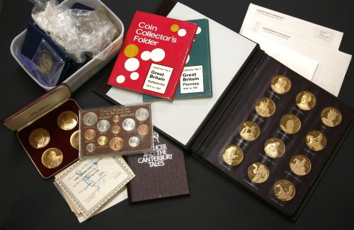 Lot 103 - A collection of coins and medallions to include commemorative crowns