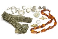 Lot 47 - A collection of jewellery to include a Victorian gold brooch