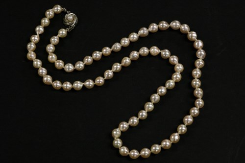 Lot 5 - A single row uniform semi Baroque cultured pearl necklace