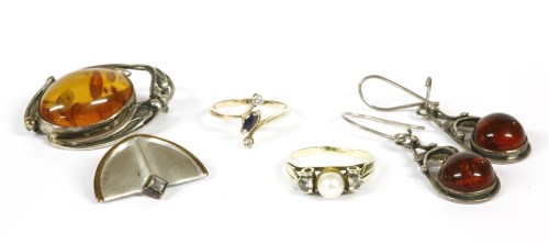Lot 24 - A collection of jewellery to include a 9ct gold diamond and sapphire crossover ring