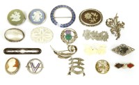 Lot 104 - A collection of assorted brooches
