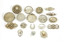 Lot 71 - Assorted silver brooches