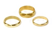 Lot 87 - Three assorted 18ct gold wedding rings