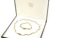 Lot 121 - A cased Alistair Stewart 9ct gold polished and sandblasted curved bar link necklace