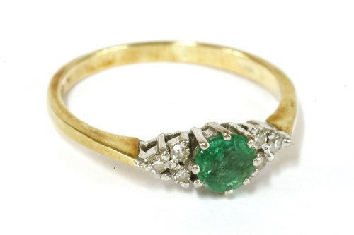 Lot 22 - An 18ct gold circular cut emerald ring