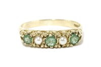 Lot 33 - A 9ct gold five stone graduated emerald and cultured pearl ring