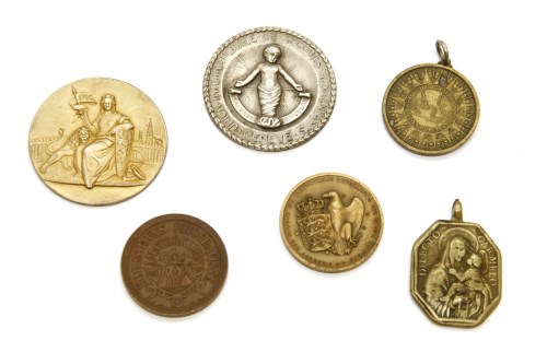Lot 108 - A quantity of medallions