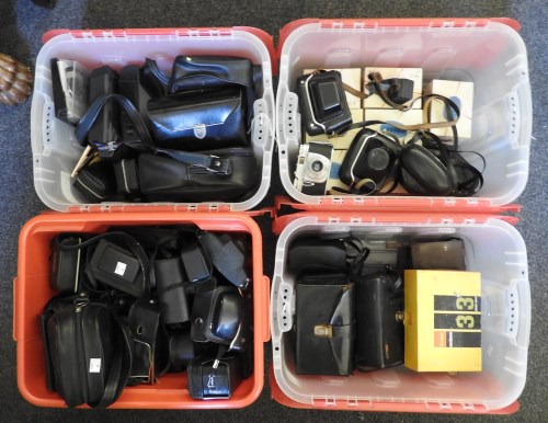 Lot 266 - A quantity of vintage and novelty cameras