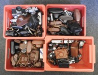 Lot 261 - A quantity of vintage cameras