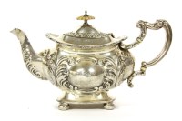 Lot 117 - An Edwardian silver teapot