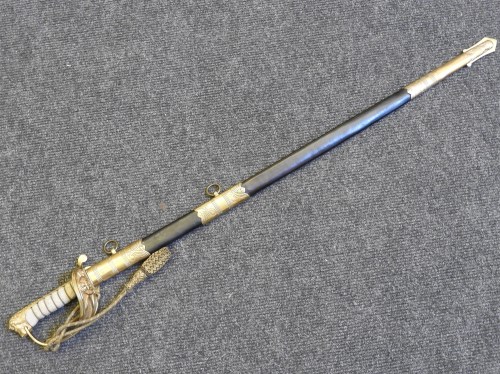 Lot 364 - An early 20th century naval officers sword