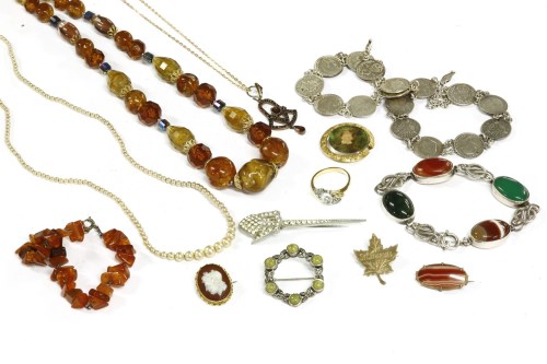 Lot 33 - A collection of jewellery