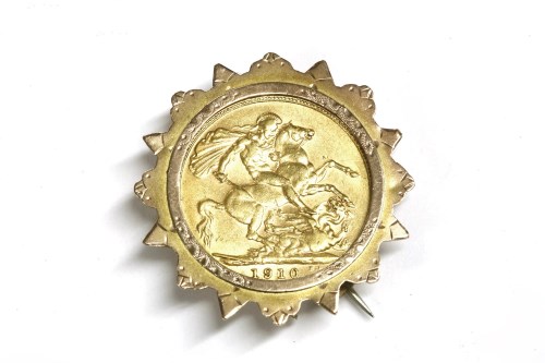 Lot 3 - An Edward VII sovereign in a gold brooch mount