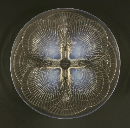 Lot 268 - A Lalique 'Coquilles' opalescent glass dish