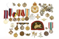 Lot 77 - A collection of WWI badges and medals