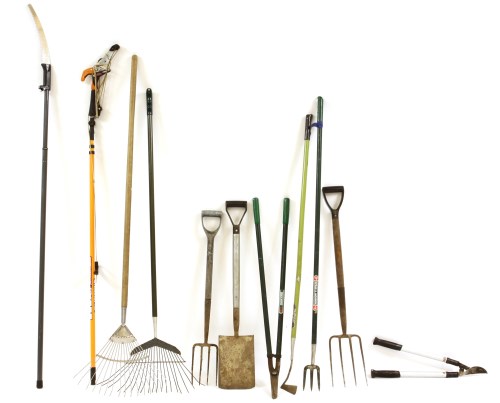 Lot 389 - A quantity of gardening tools