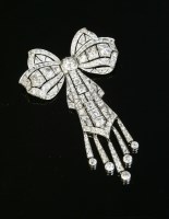 Lot 139 - An Art Deco diamond set bow brooch with detachable centrepiece