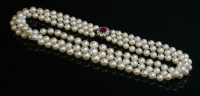 Lot 221 - A three row graduated cultured pearl necklace
