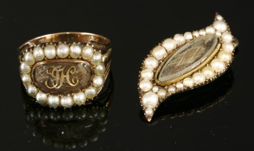 Lot 3 - A Georgian gold and split pearl memorial ring