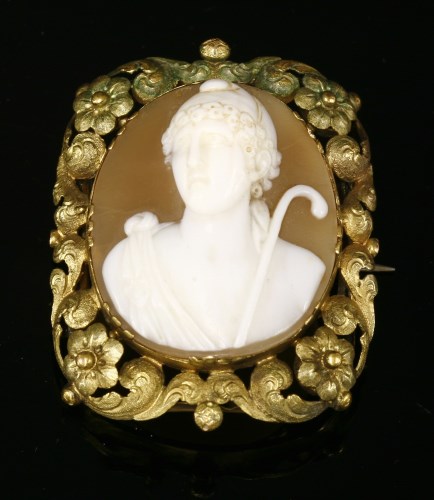 Lot 28 - A gold carved shell cameo brooch