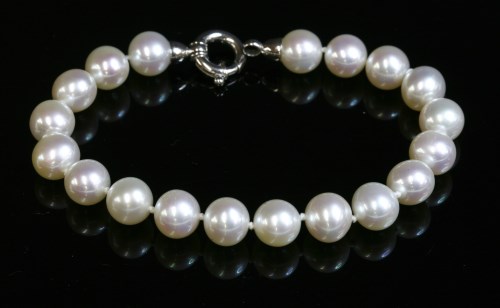 Lot 242 - A single row cultured freshwater pearl bracelet