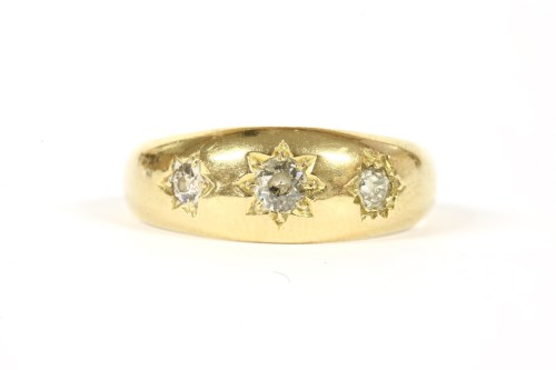 Lot 18 - A gold three stone graduated star set diamond ring