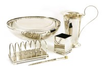 Lot 381 - A collection of plated wares