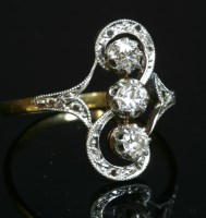 Lot 121 - An Art Nouveau three stone diamond fingerline ring