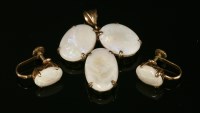 Lot 212 - A gold three stone opal pendant
