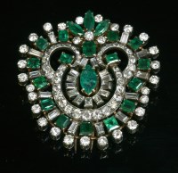 Lot 143 - An Art Deco emerald and diamond clip brooch/pendant