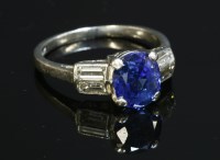Lot 141 - A sapphire and diamond ring