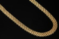 Lot 567 - A 9ct gold bismarck necklace