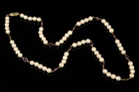 Lot 572 - A single row uniform cultured pearl necklace