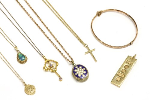 Lot 14 - A collection of gold items