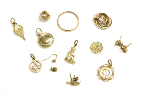 Lot 76 - A collection of gold items