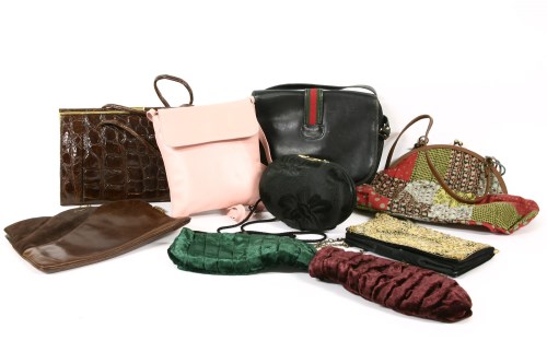 Lot 333 - A collection of vintage handbags