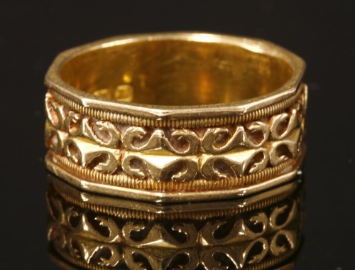 Lot 32 - An 18ct gold Victorian chased band ring