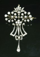 Lot 110 - A Belle Époque diamond set brooch/pendant